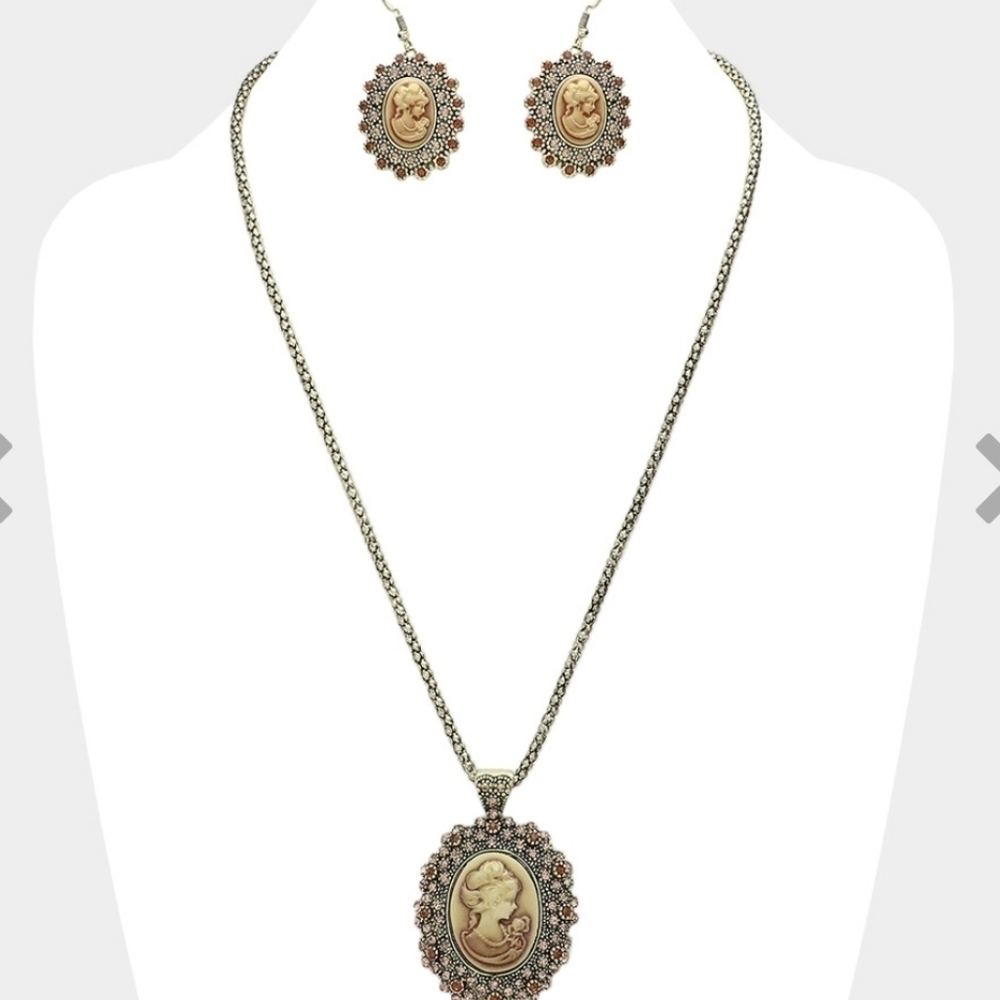 NWT Rhinestone Paved Cameo Pointed Pendant Necklace And Earrings Set